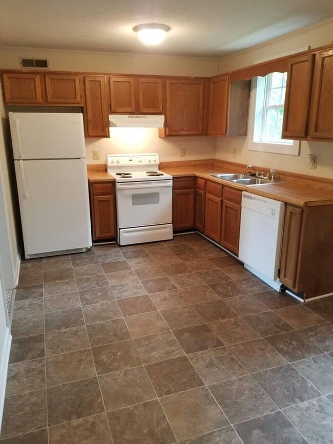 Building Photo - 3 Bedroom Pet Friendly Home For Rent!