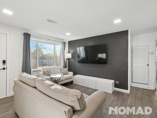Building Photo - 3 Bedroom Single Family Home in Denver