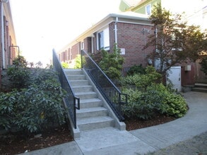Building Photo - 614 S I St