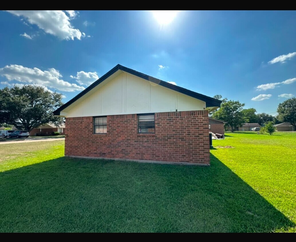 Building Photo - 732 Meadow Ln