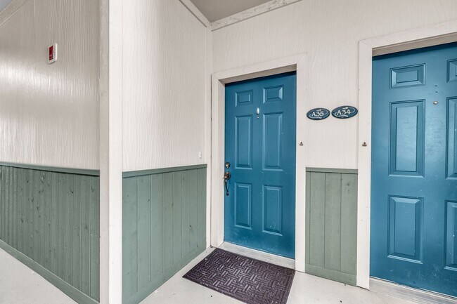 Building Photo - Canyon Creek Condo with Garage - FIRST MON...
