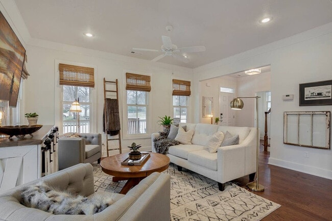 Building Photo - 476 S Block Ave