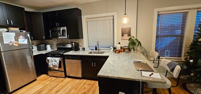 Foto del edificio - 2211 W Eastwood Ave