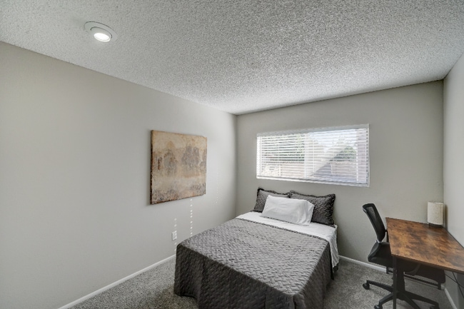 Building Photo - 4625 W Morten Ave