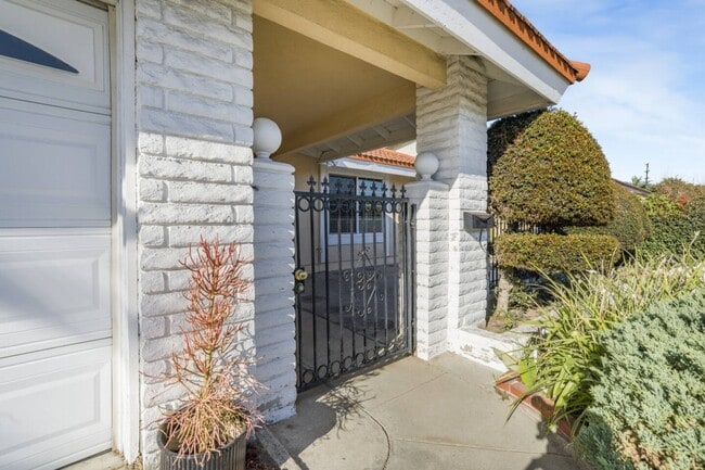 Photo - 23721 Pasatiempo Ln House