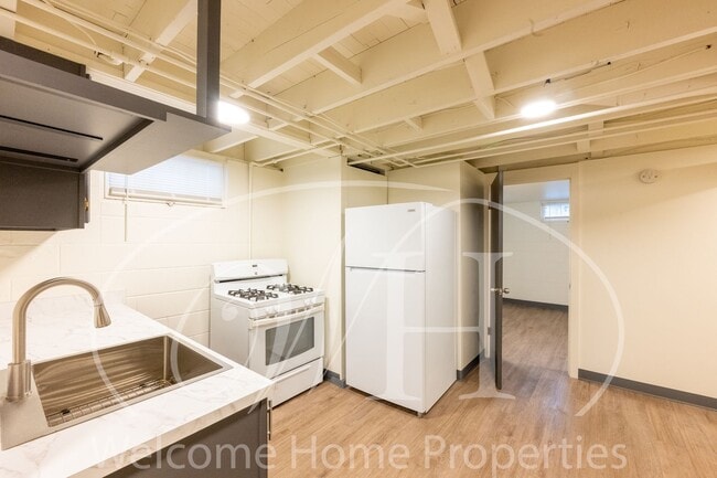 Building Photo - 427 E Pine St