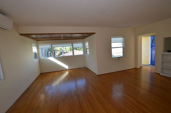 Building Photo - 2 Bedroom/1 Bath Unfurnished Back house 2n...