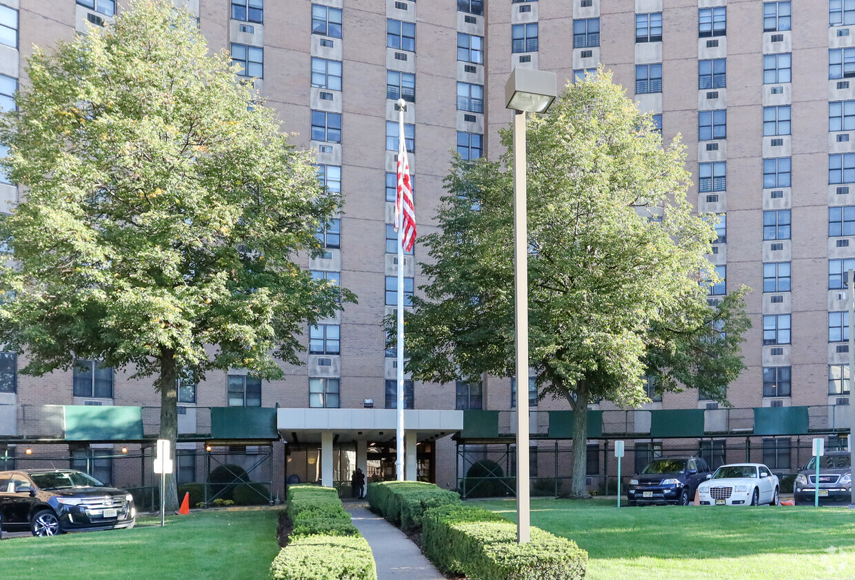 Building Photo - Norman Towers