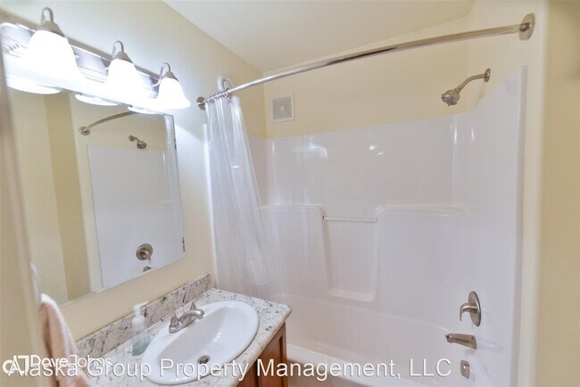 Building Photo - 2 br, 1.5 bath House - 233 W 13th Ave