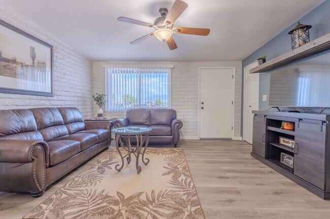 Foto del edificio - 3 Bedroom plus Den!!  FULLY FURNISHED & WI...