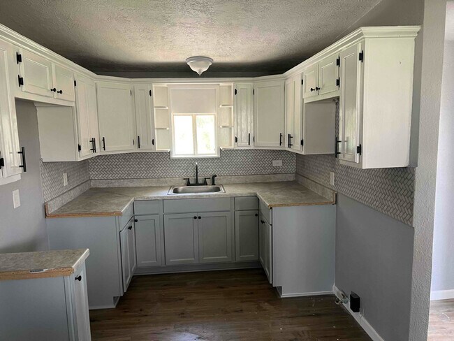 Building Photo - 204 Kirby Ave