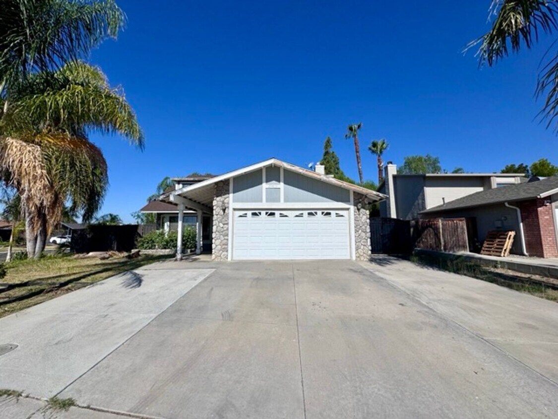 Foto principal - Spacious 3 Bedroom Menifee Home with Bonus...