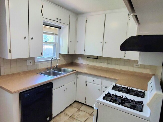 Foto del edificio - 2 Bed 1 Bath 1 Car Garage in the Bill Atki...