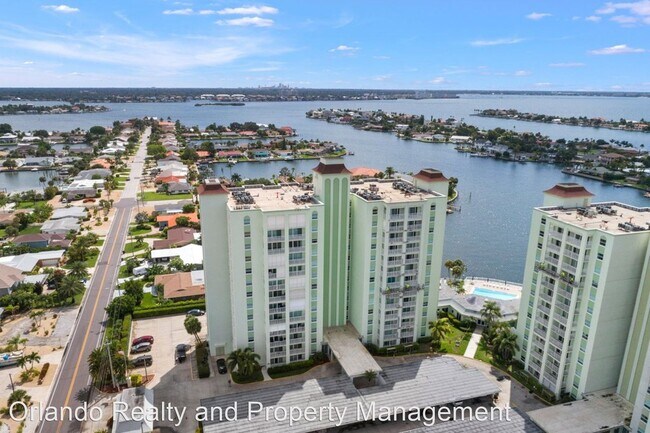 Foto del edificio - 3 br, 2 bath House - 420 64th Ave., #804