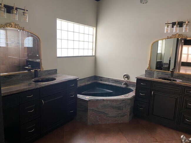 Foto del edificio - 6330 Harbour Oak Dr