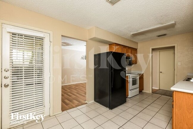 Building Photo - 826 Woodhaven Ln