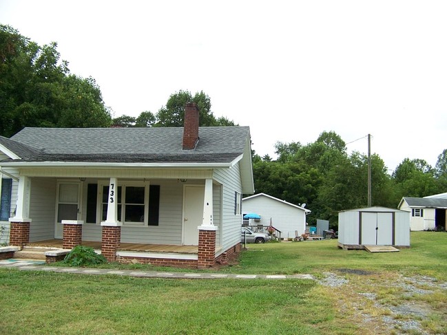 Building Photo - 733 N Main St