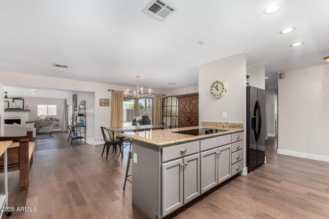 Foto del edificio - 6839 E Earll Dr