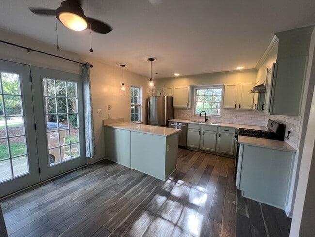Building Photo - Beautifully updated 2-bedroom 2-bathroom t...
