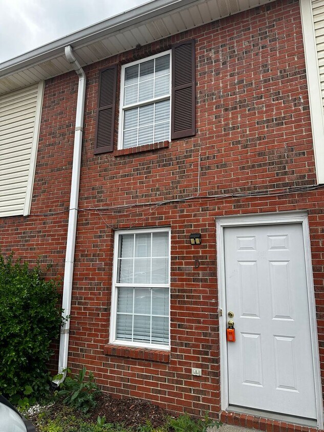 Foto principal - 2 Bed 1.5 Bath Close to Wilma Rudolph
