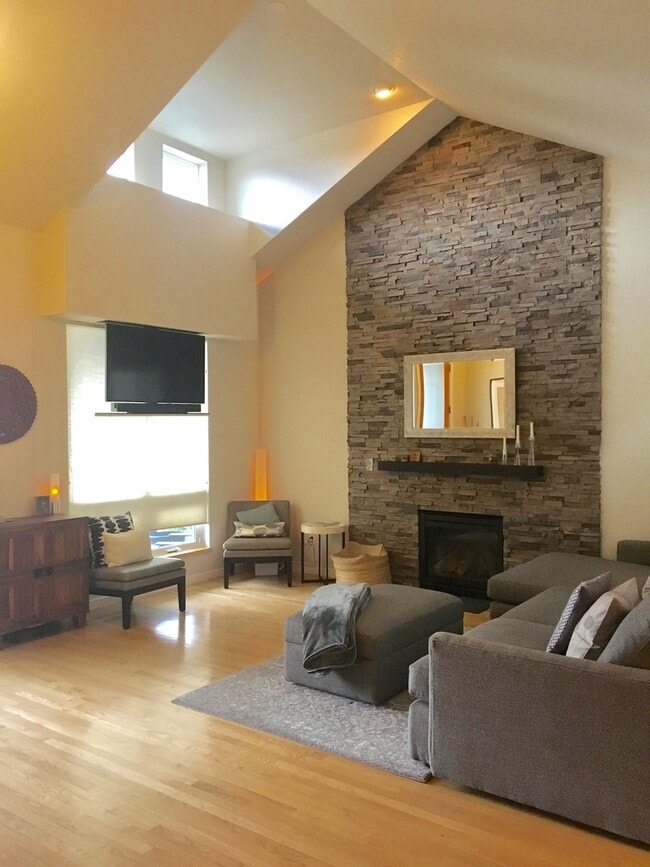 Building Photo - Lovely and Light Open Concept Louisville H...
