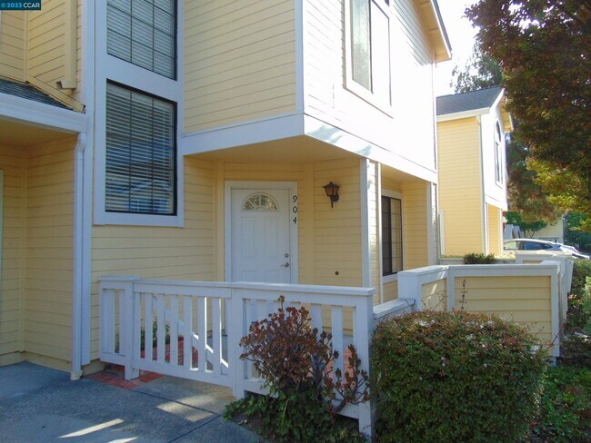 Building Photo - 904 Devonwood