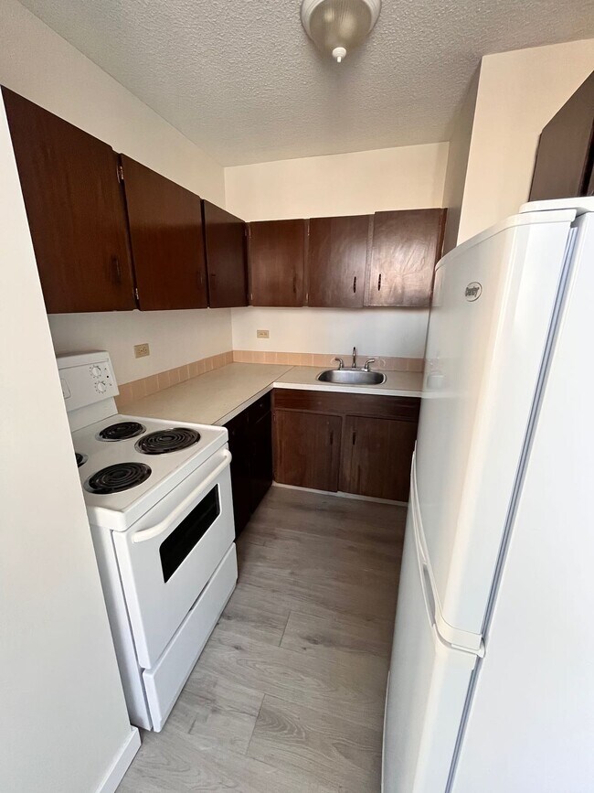 Photo du bâtiment - Apartment in 1 Bedroom Apartment in Oliver – Steps to Downtown