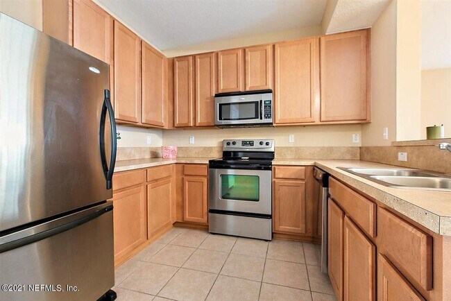 Kitchen - 575 Oakleaf Plantation Pkwy