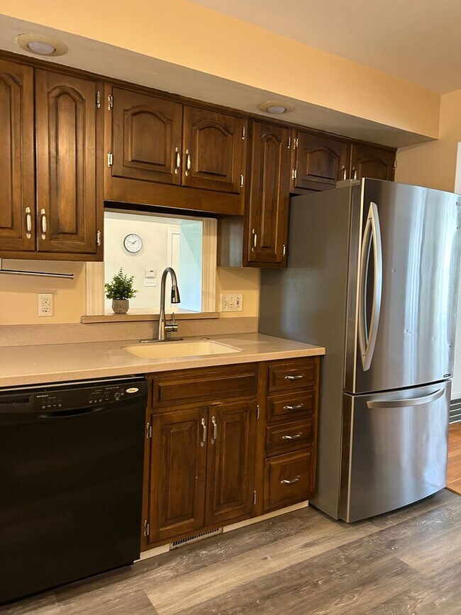 Foto del edificio - Spacious Colonial For Rent in Lyndhurst