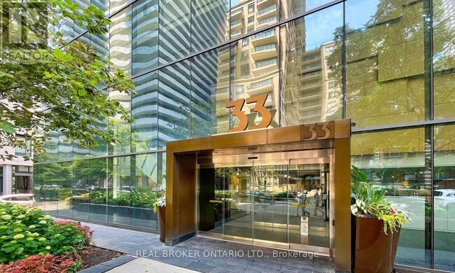 Building Photo - 33 Charles St E