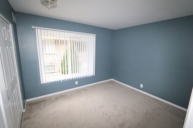 Building Photo - 3618 Lakeshore Dr