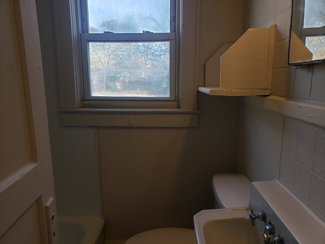 Building Photo - 415 S Texas Ave