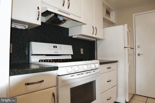 Foto del edificio - 3900 Tunlaw Rd NW