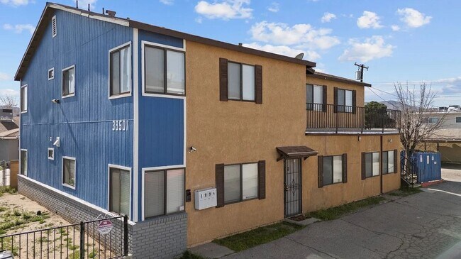 Foto del edificio - 38501 Larkin Ave