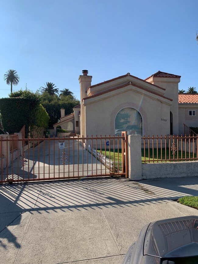 Building Photo - 2711 S Palm Grove Ave