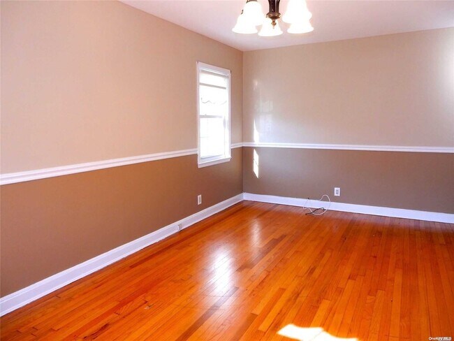 Building Photo - 95 Krug Pl