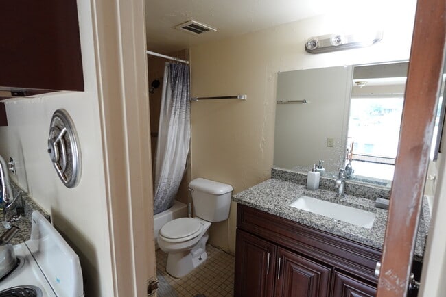 Building Photo - 832 Packard St