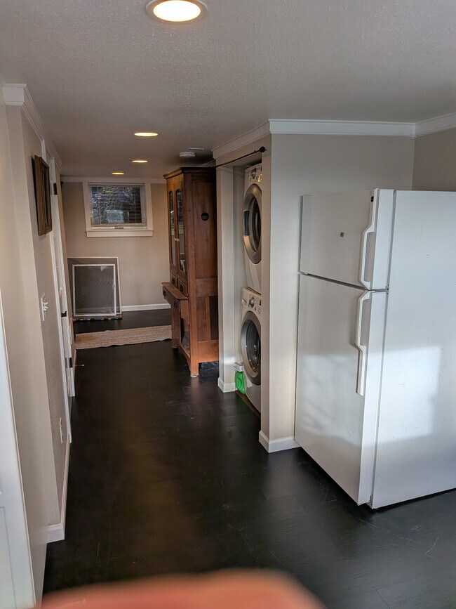 Cocina a la segunda entrada - 402 NE 40th St