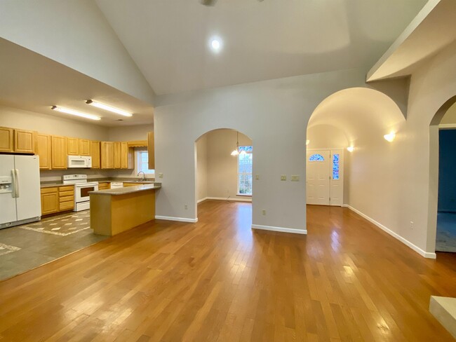 Building Photo - 110 Hillvale Ln