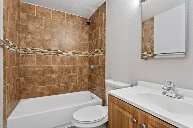 Building Photo - MOVE IN SPECIAL 1ST MONTH RENT FREE!! 2 bedroom unit!!