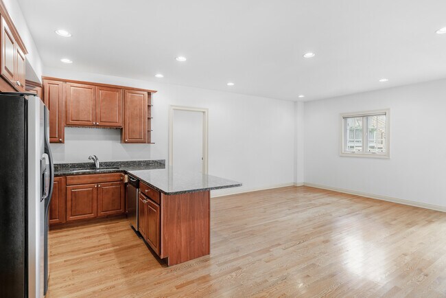 Building Photo - 1526 W Monroe St