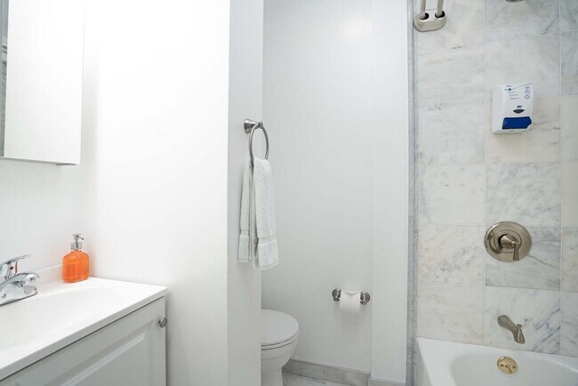 Foto del edificio - 317 E 75th St