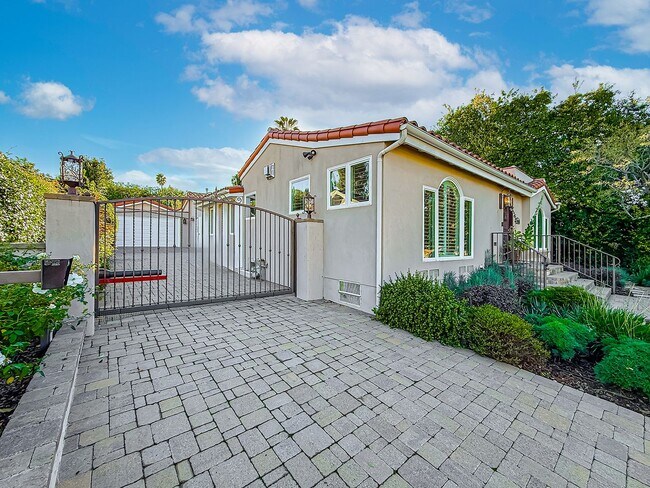 Foto del edificio - Upgraded Sherman Oaks 4+4 home - Ready for Move In!