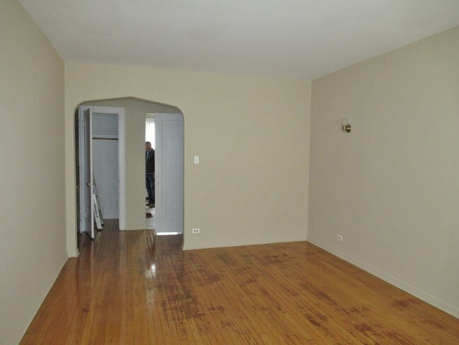 Building Photo - 6700 N Greenview Ave