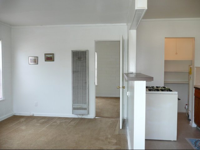 1x1: sala de estar; cocina - Covina Plaza Apartments