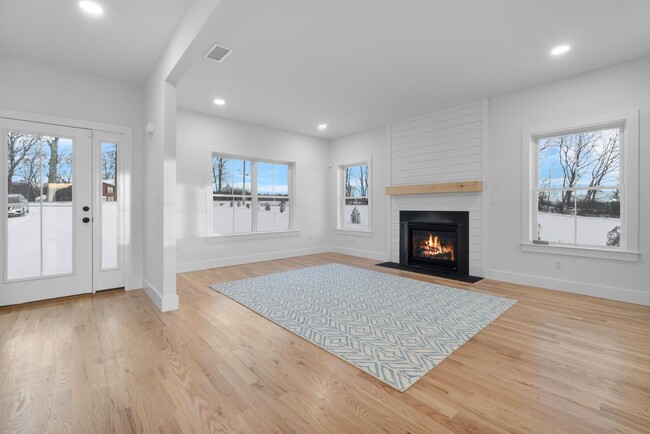 Foto del edificio - OPEN HOUSE 4/12/25, SAT 10am - 1pm New Con...