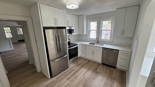 Building Photo - 736 Sheridan Ave