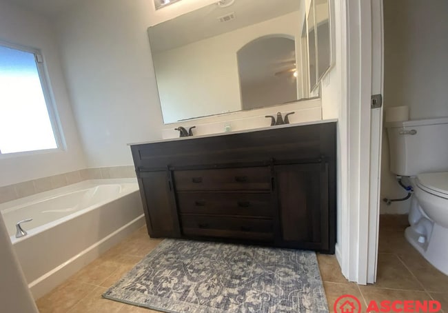Building Photo - Spacious 3BD/2BA Home in Bakersfield's 93313 Area — Fully Equipped, Pets Welcome!