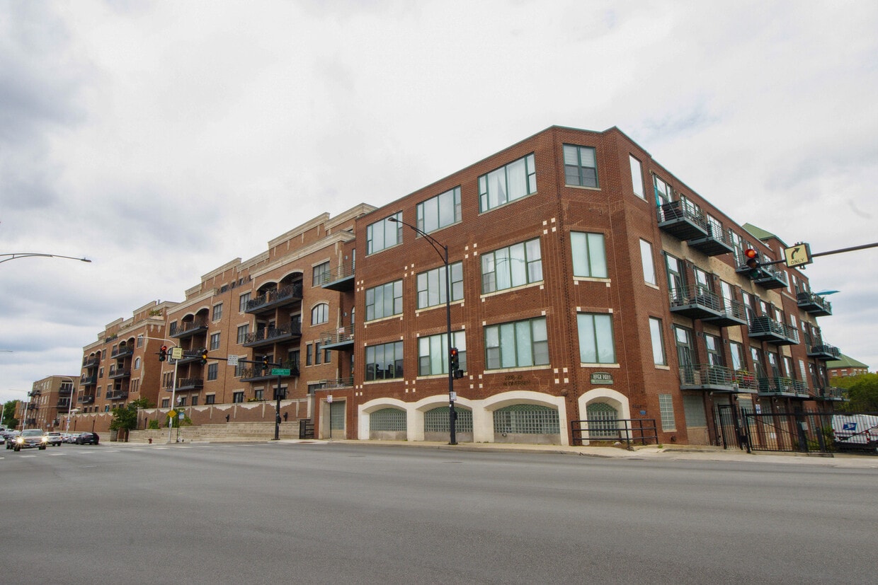 Primary Photo - 2222 W Diversey Ave