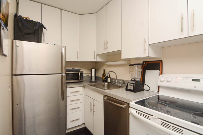 Foto del edificio - 2400 N Lakeview Ave